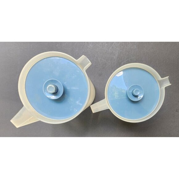 (2) Vintage TUPPERWARE Pitchers #1575 & #1676 Frosted w/ Push Button Tops - Picture 3 of 11